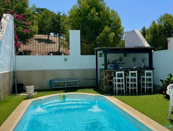 Imagen 1 de Encantadora casa con piscina y jardín.