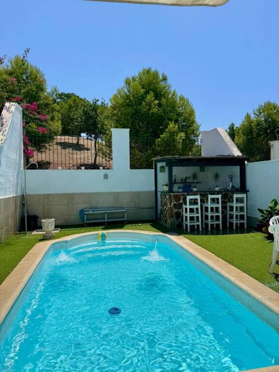 Imagen 1 de Encantadora casa con piscina y jardín.