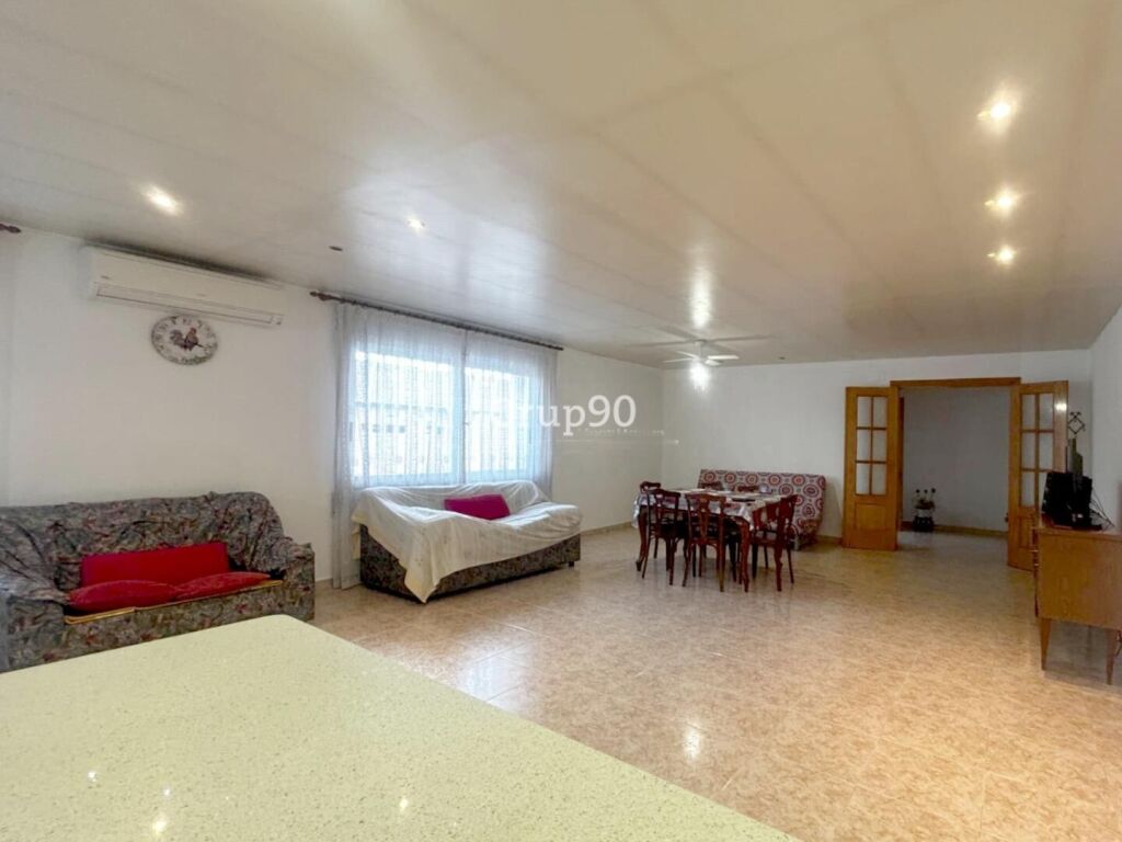 Imagen 3 de GRAN CASA CON ALMACÉN EN ARBECA – UNA OPORTUNIDAD ÚNICA Imagen 3 de GRAN CASA CON ALMACÉN EN ARBECA – UNA OPORTUNIDAD ÚNICA