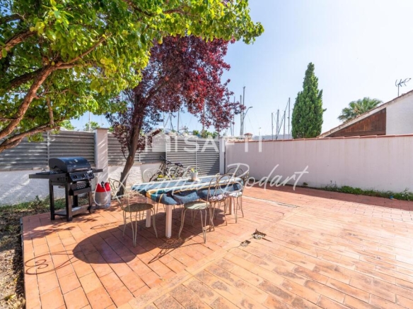 Imagen 4 de Casa adosada reformada 2 habitaciones y con Jardín Privado – Santa Margarita