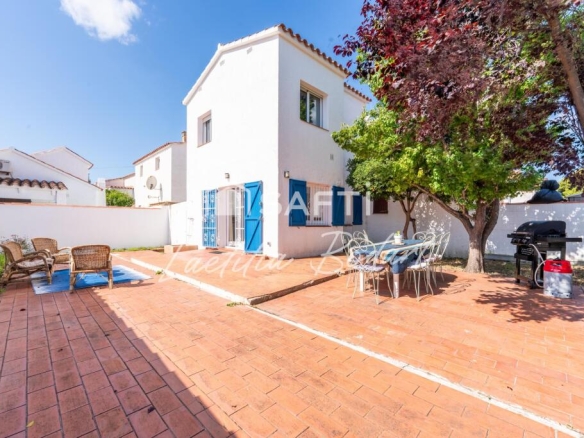 Imagen 1 de Casa adosada reformada 2 habitaciones y con Jardín Privado – Santa Margarita