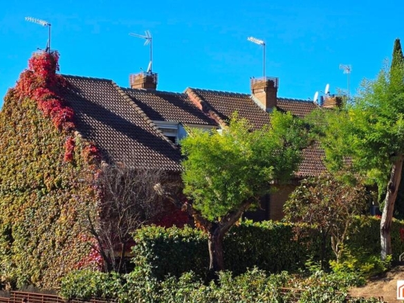 Imagen 2 de Chalet pareado en esquina: Elegancia y amplitud a escasos metros del Burgocentro.