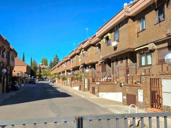 Imagen 3 de Chalet pareado en esquina: Elegancia y amplitud a escasos metros del Burgocentro.