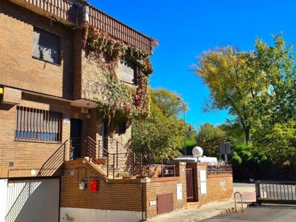 Imagen 4 de Chalet pareado en esquina: Elegancia y amplitud a escasos metros del Burgocentro.