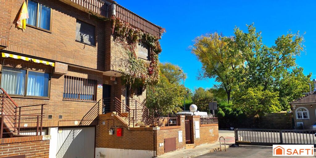 Imagen 4 de Chalet pareado en esquina: Elegancia y amplitud a escasos metros del Burgocentro.