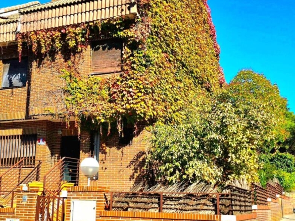 Imagen 1 de Chalet pareado en esquina: Elegancia y amplitud a escasos metros del Burgocentro.