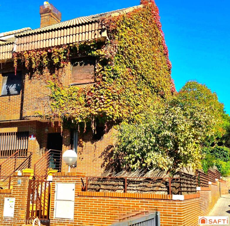 Imagen 1 de Chalet pareado en esquina: Elegancia y amplitud a escasos metros del Burgocentro.