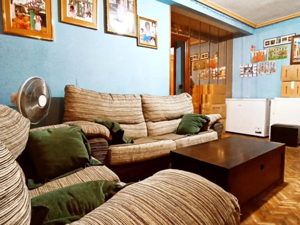 CON TERRAZA ACRISTALADA Y MUY BIEN COMUNICADO