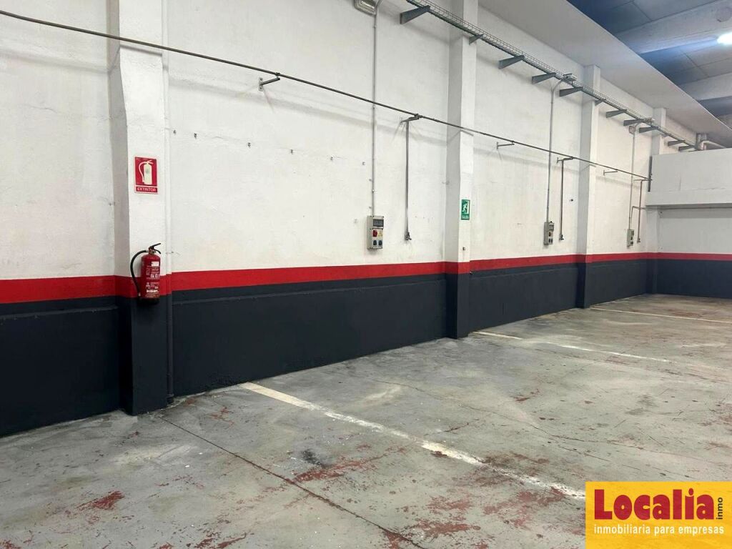 Imagen 2 de Amplia nave industrial en primera línea