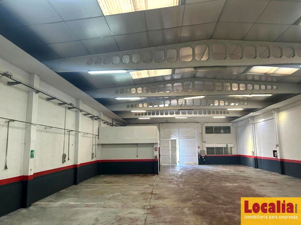 Imagen 1 de Amplia nave industrial en primera línea