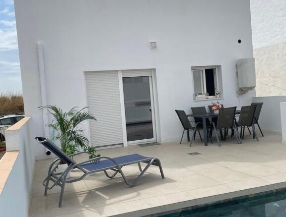Imagen 2 de PRECIOSA VIVIENDA UNIFAMILIAR CON PISCINA Y TERRAZA PRIVADA PRACTICAMENTE A ESTRENAR