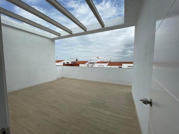 Imagen 4 de PRECIOSA VIVIENDA UNIFAMILIAR CON PISCINA Y TERRAZA PRIVADA PRACTICAMENTE A ESTRENAR