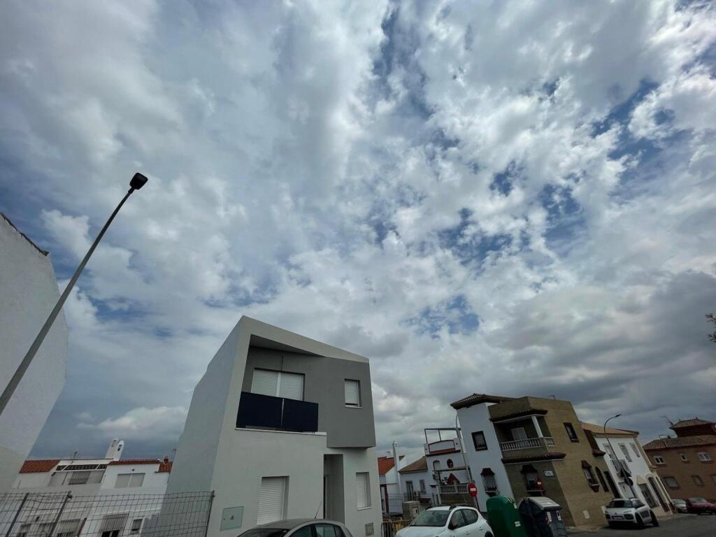 Imagen 1 de PRECIOSA VIVIENDA UNIFAMILIAR CON PISCINA Y TERRAZA PRIVADA PRACTICAMENTE A ESTRENAR