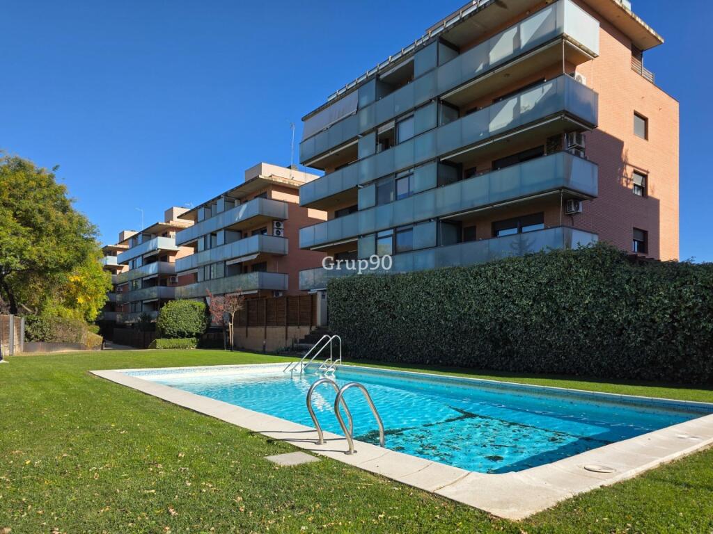 Imagen 1 de ? Piso seminuevo totalmente reformado con piscina comunitaria