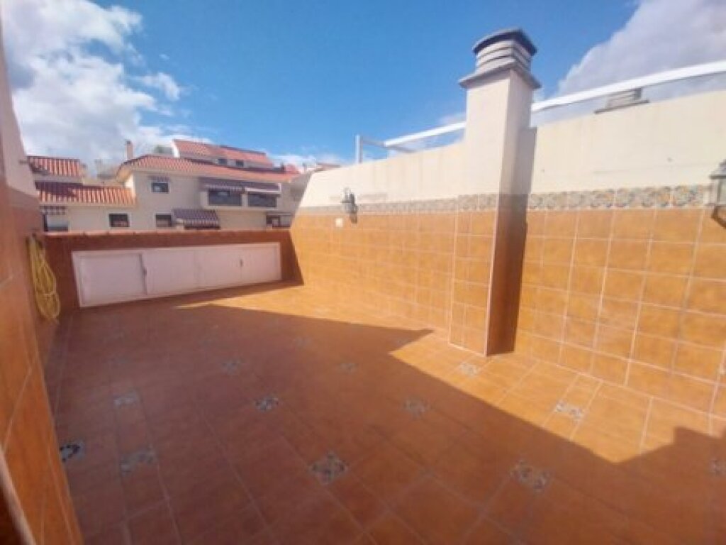 GARAJE Y TRASTERO EN RECINTO CON PISCINA GARAJE Y TRASTERO EN RECINTO CON PISCINA