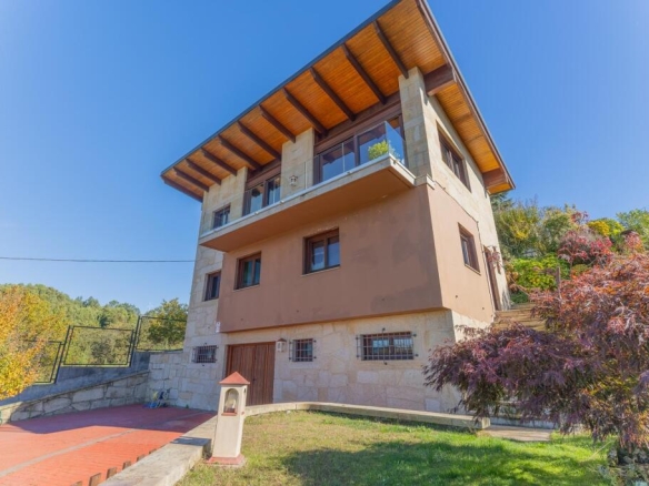 Imagen 2 de ? Exclusiva casa en Urbanizacion privada independiente con piscina | vistas al valle | pista de tenis | en A Cañiza (Galicia)