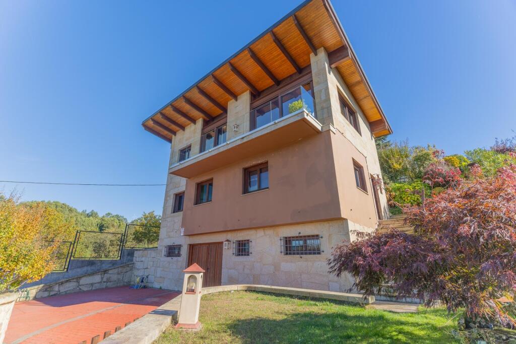 Imagen 2 de ? Exclusiva casa en Urbanizacion privada independiente con piscina | vistas al valle | pista de tenis | en A Cañiza (Galicia)