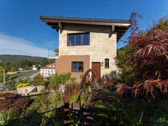Imagen 3 de ? Exclusiva casa en Urbanizacion privada independiente con piscina | vistas al valle | pista de tenis | en A Cañiza (Galicia)