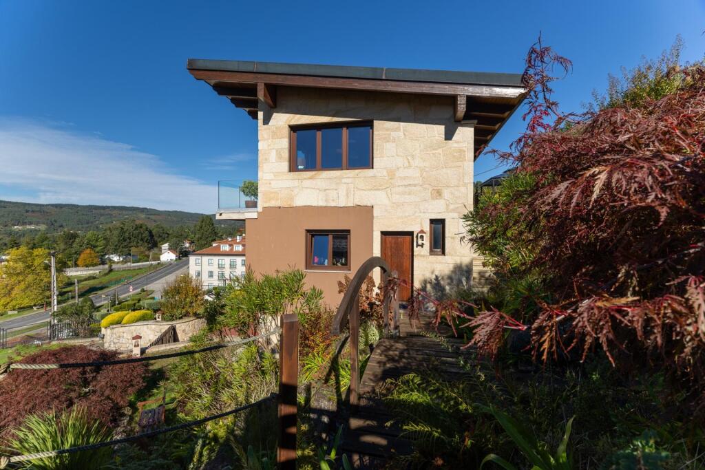 Imagen 3 de ? Exclusiva casa en Urbanizacion privada independiente con piscina | vistas al valle | pista de tenis | en A Cañiza (Galicia)