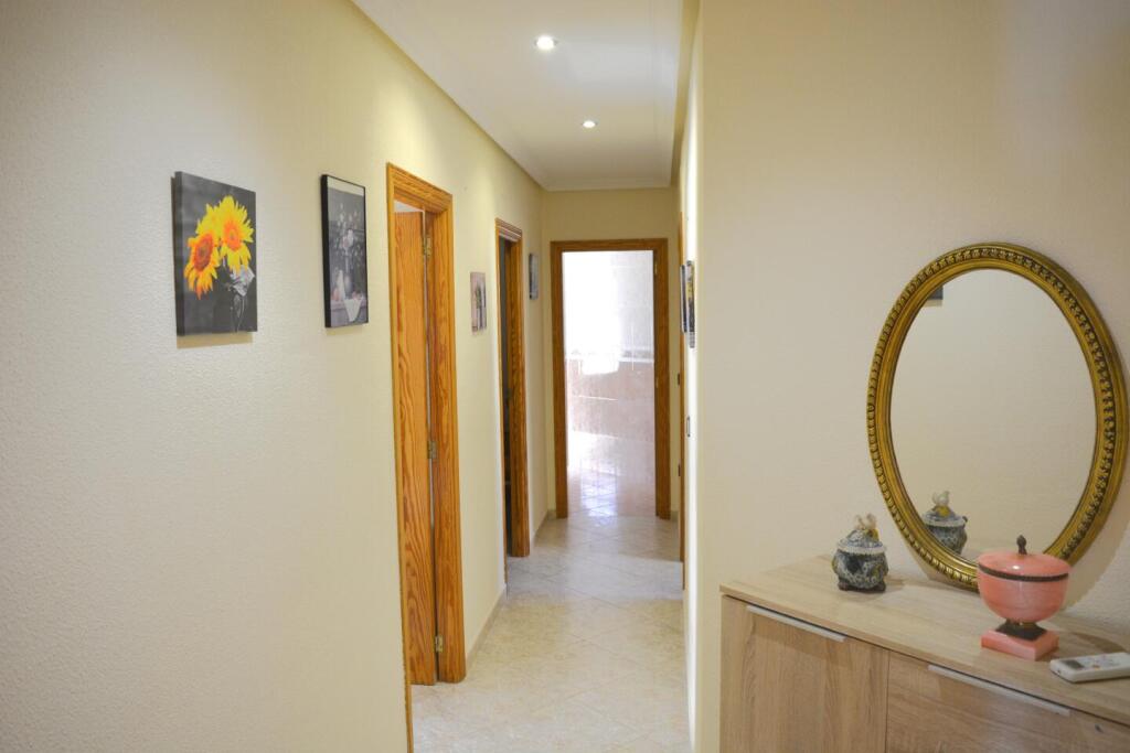 de 200m2 con 4 dormitorios y 2 baños con plaza de garaje