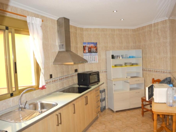 de 200m2 con 4 dormitorios y 2 baños con plaza de garaje