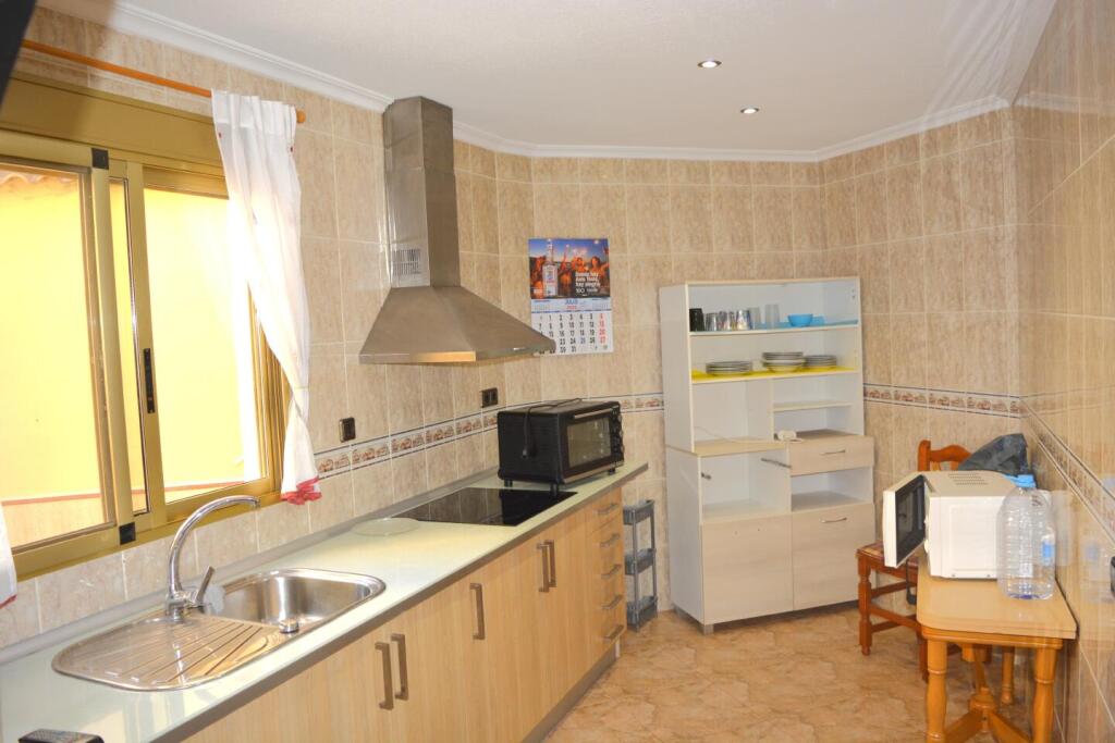 de 200m2 con 4 dormitorios y 2 baños con plaza de garaje