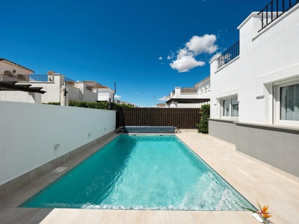 Imagen 2 de ? Villa independiente a estrenar con piscina privada en La Torre Golf Resort (Torre Pacheco)