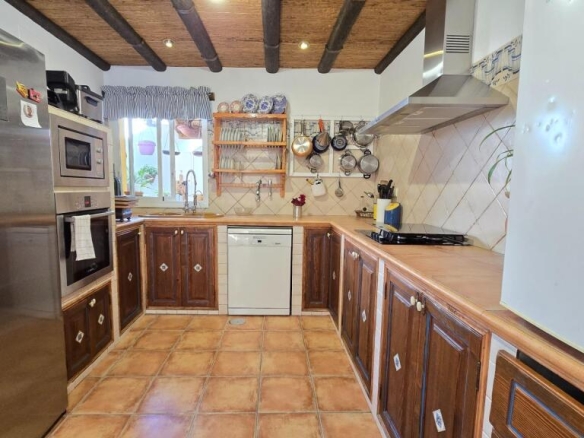 Imagen 2 de Encantador chalet adosado de tres plantas en una de las zonas más demandadas de Marbella