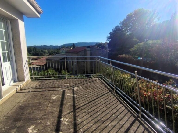 4 baños y finca de 3.162 m² en Teo