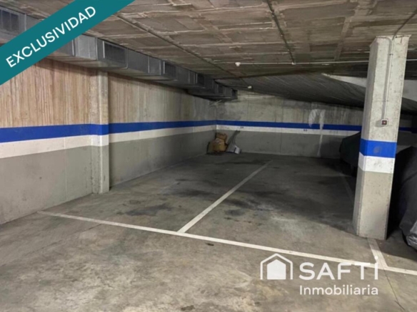 Imagen 2 de Excelente plaza doble de parking para dos coches grandes en Av. Constitución