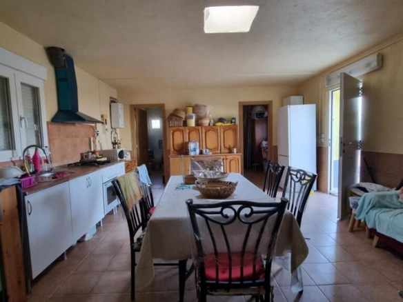 Imagen 2 de Encantadora Propiedad en Félix: Terreno con Casa y Naturaleza