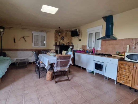 Imagen 4 de Encantadora Propiedad en Félix: Terreno con Casa y Naturaleza