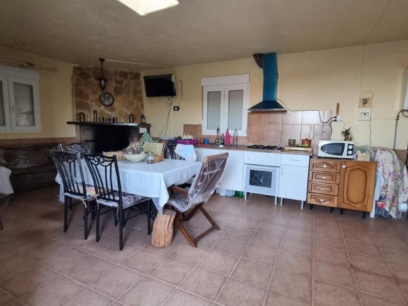 Imagen 1 de Encantadora Propiedad en Félix: Terreno con Casa y Naturaleza