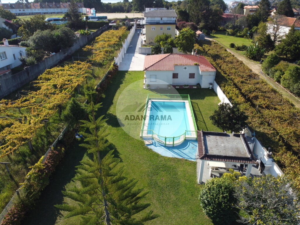 de 680m2 con 14 dormitorios y 8 baños con plaza de garaje y trastero