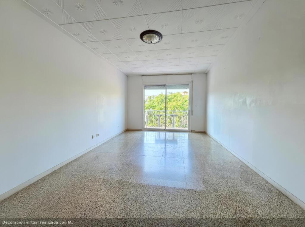 ascensor y piscina—¡a 1 km del mar!