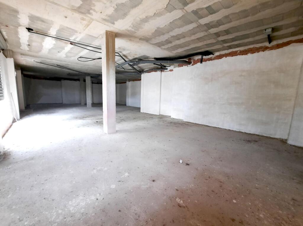 Imagen 2 de Gran local esquinero con múltiples posibilidades. Imagen 2 de Gran local esquinero con múltiples posibilidades.