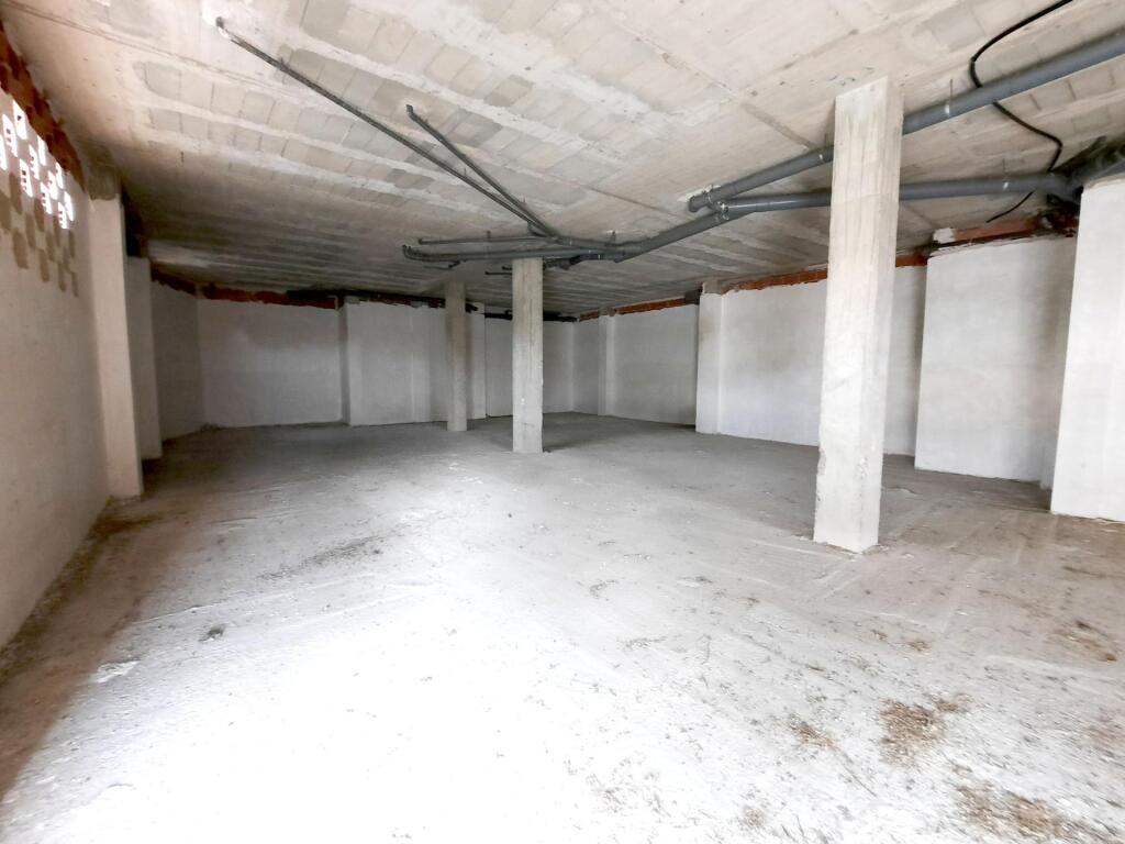 Imagen 3 de Gran local esquinero con múltiples posibilidades. Imagen 3 de Gran local esquinero con múltiples posibilidades.