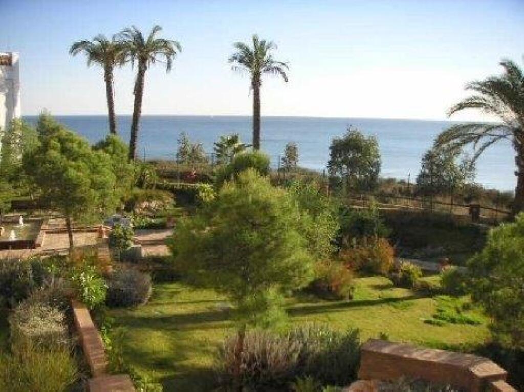 Imagen 2 de ESTUPENDO PISO EN  PRIMERA LÍNEA DE MAR EN CASARES COSTA