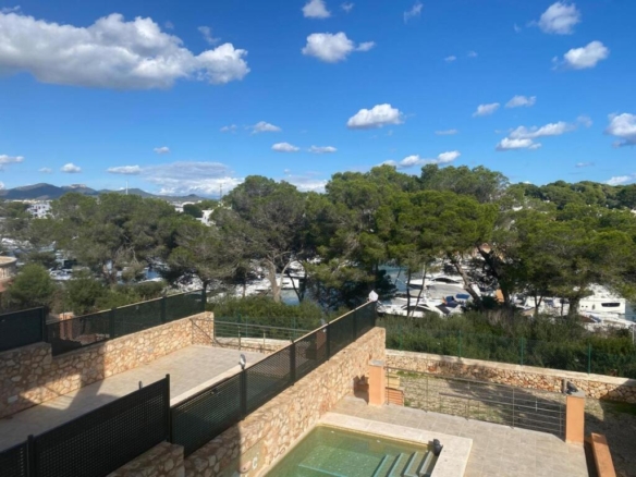 Imagen 2 de Casa con vistas al puerto de Cala d'Or en primera línea y licencia turística