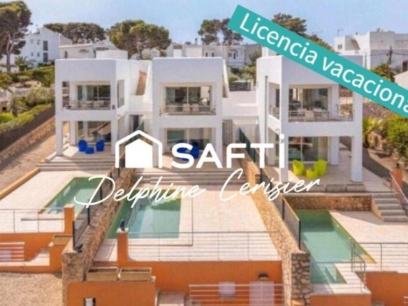 Imagen 1 de Casa con vistas al puerto de Cala d'Or en primera línea y licencia turística