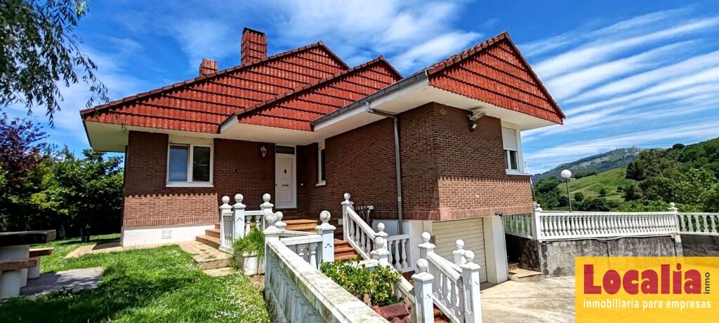 Imagen 1 de Chalet con piscina en gran parcela