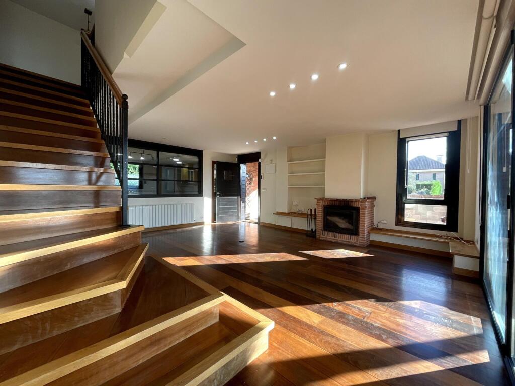 Imagen 1 de Exclusivo chalet con vistas panorámicas al mar