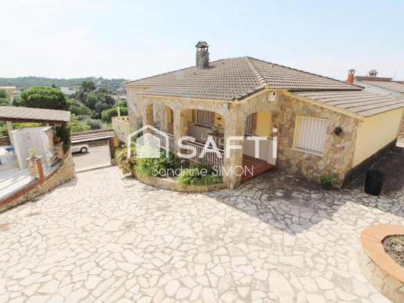 Imagen 2 de Preciosa y cómoda casa con mucho encanto de una sola planta con piscina y terreno totalmente plano!