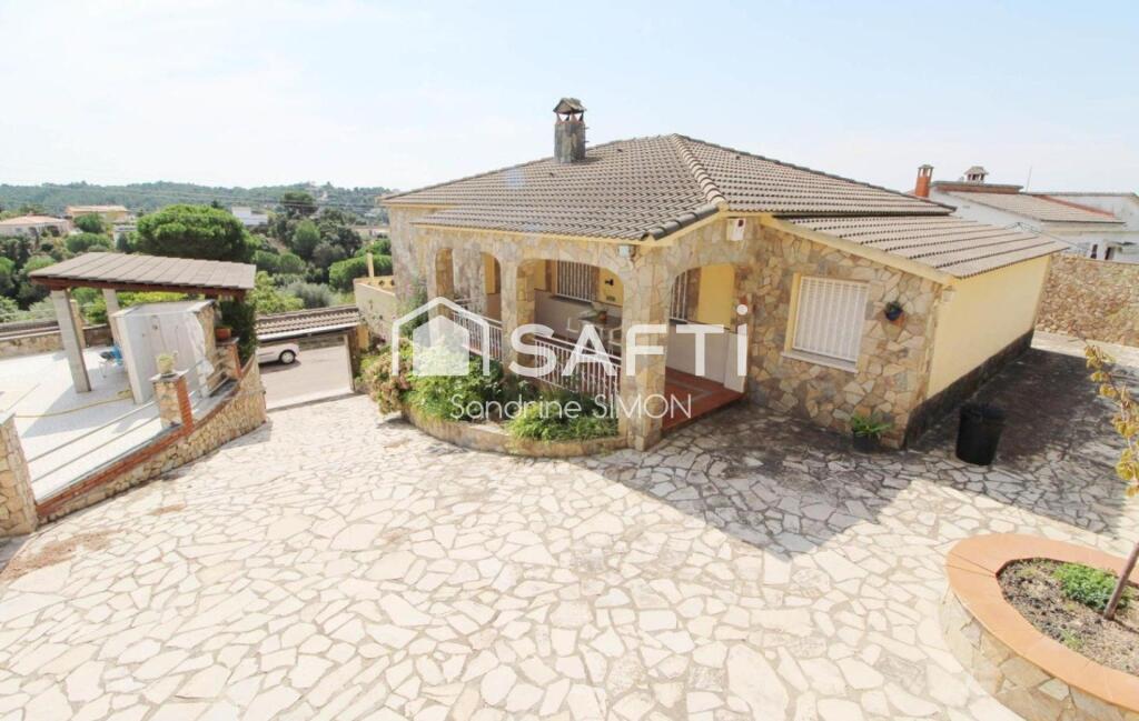 Imagen 2 de Preciosa y cómoda casa con mucho encanto de una sola planta con piscina y terreno totalmente plano!