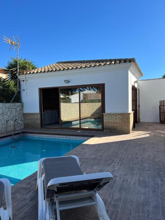 Imagen 3 de PRECIOSO CHALET EN LA PLAYA DE LA BARROSA