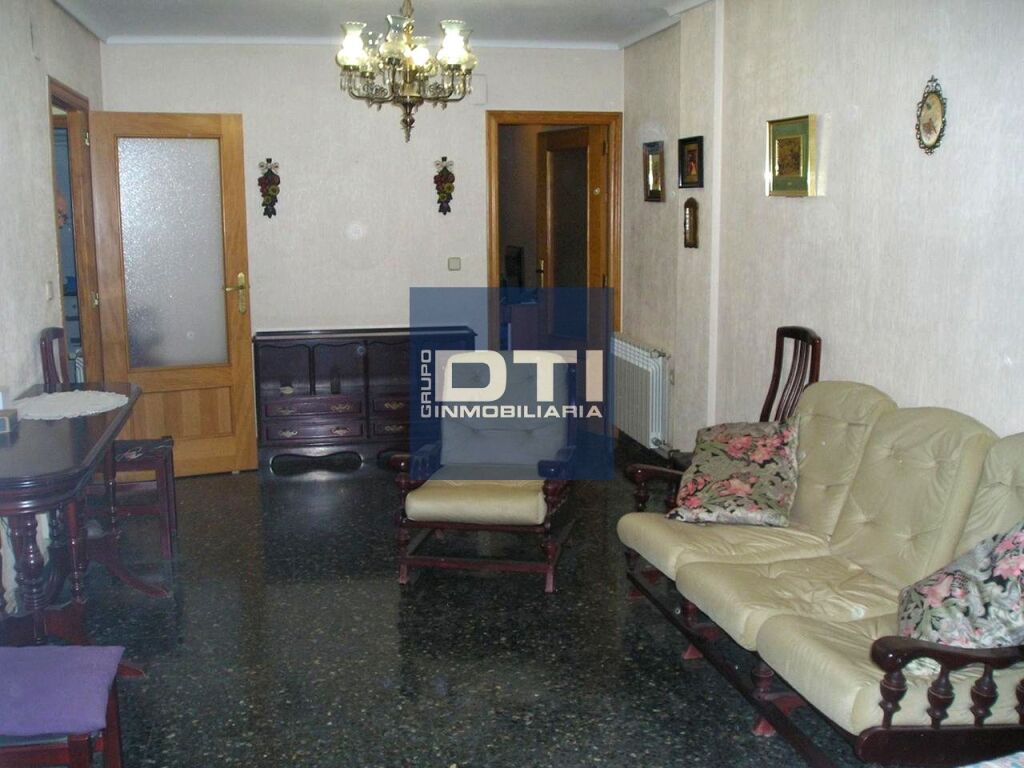 Imagen 4 de Piso cerca del centro con patio privado. 4 habitaciones 2 baños. Albacete