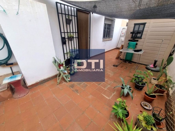 Imagen 1 de Piso cerca del centro con patio privado. 4 habitaciones 2 baños. Albacete