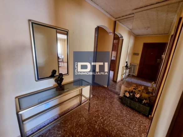 Imagen 1 de Piso amplio de 4 dormitorios y 2 baños. San Pablo. Albacete