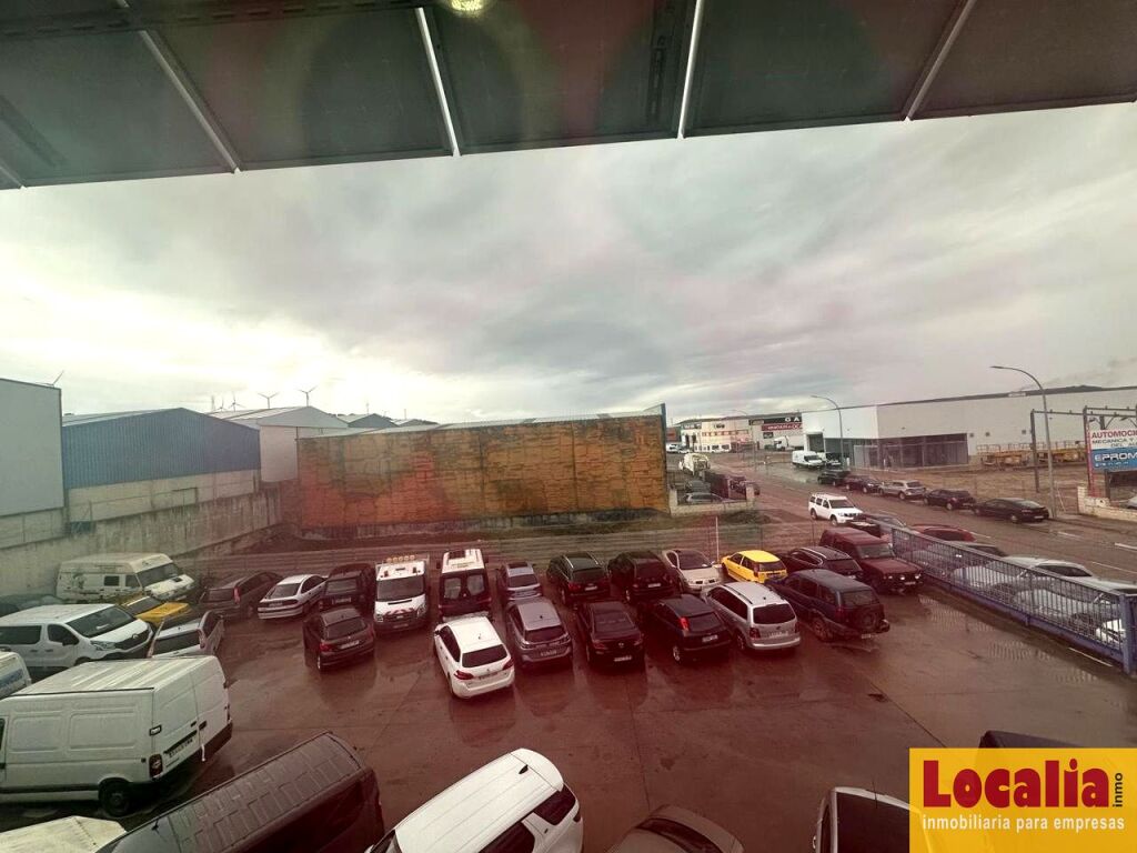 Imagen 2 de Amplia y moderna nave en venta