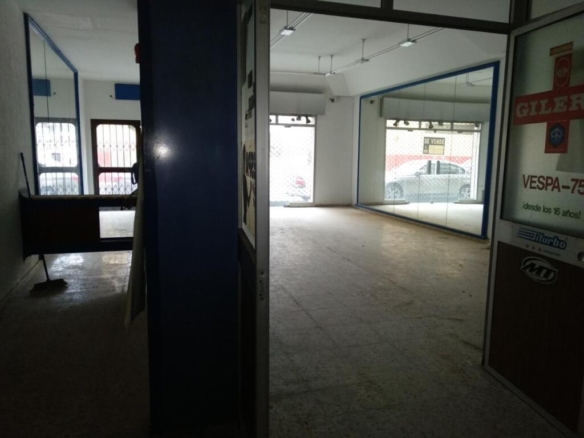 Imagen 3 de Local en venta en Huelva de 210 m2